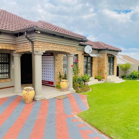 Mrhali Boutique Guest House KwaMhlanga Bagian luar foto